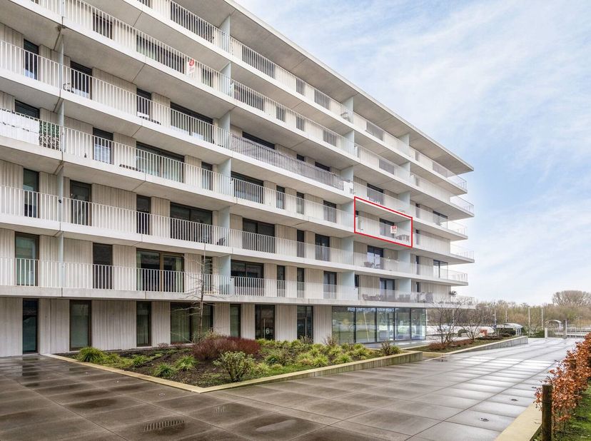 Appartement met 1 slaapkamer en ruim terras te huur te Brugge. Het appartement bevindt zich in de nabijheid van openbaar vervoer, winkels, horeca, ver