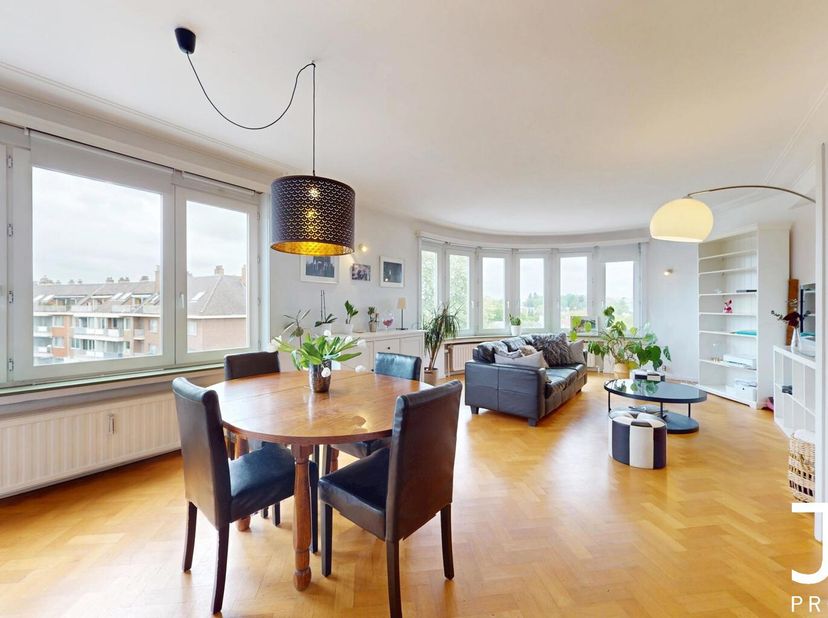 Dit ruime appartement met karakter is ideaal gelegen in de wijk Chant d&#039;Oiseau, op een steenworp afstand van het Woluwepark. Het zal je verleiden met