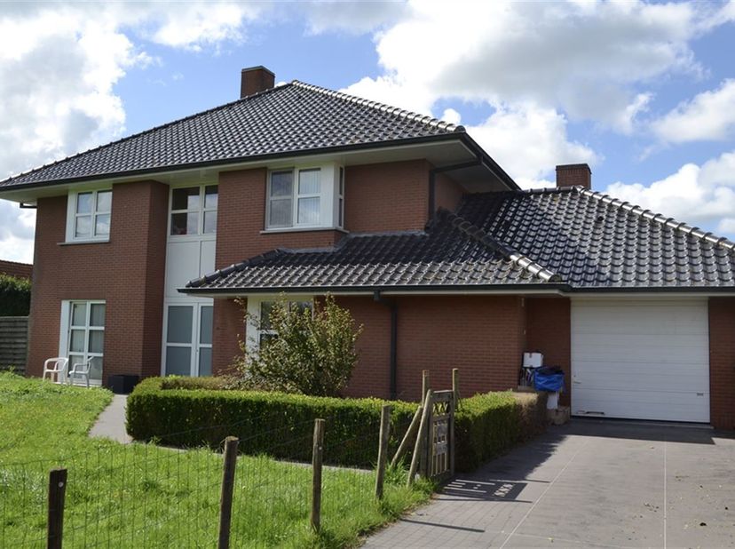 De eigendom te Oudenburg omvat een leuke gezinswoning, multifunctionele loods, 2 varkensstallen en weide. De woning (2000) omvat ruime leefruimtes op
