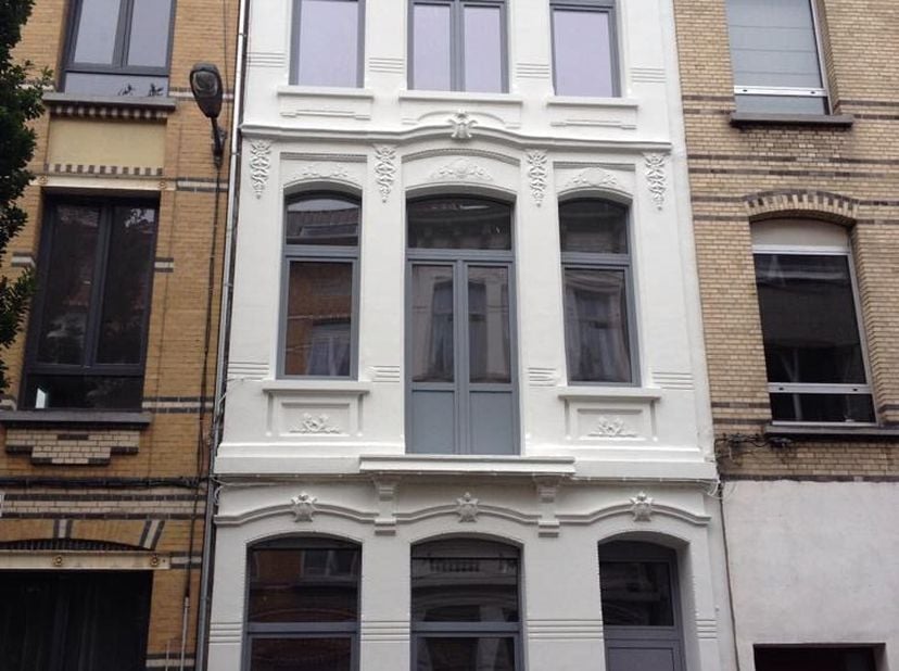 Volledig gerenoveerd appartement op 3 de verdieping. Je komt binnen met de mooi gerestaureerde trap naar boven die eindigt aan overloopje tussen woonk