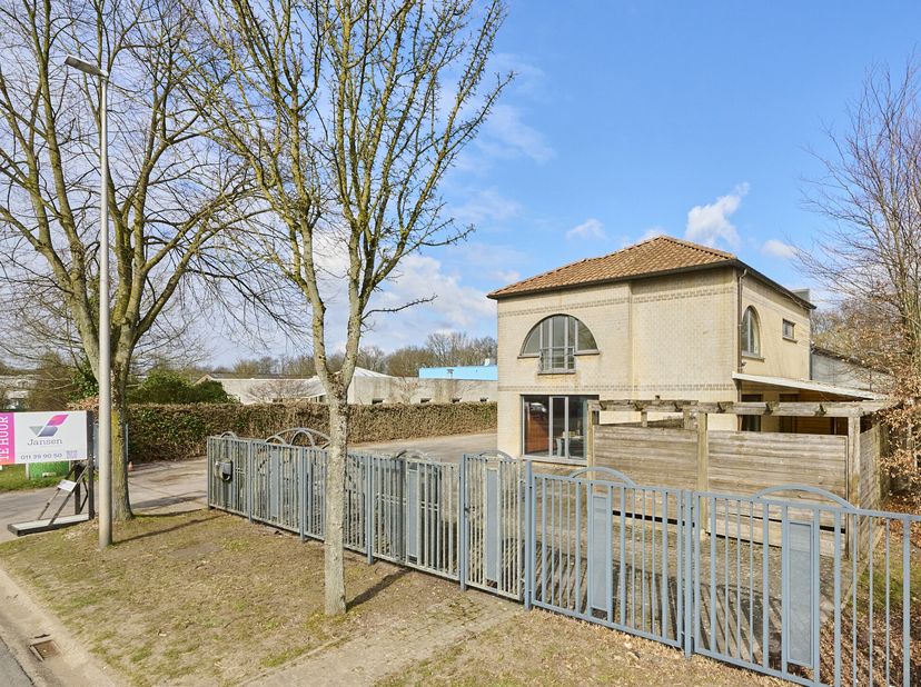 TE HUUR Zonhoven: Bedrijfsgebouw (1020m²) met conciërgewoning (80m²) met buitenterrein gelegen aan de Industrieweg-Zuid 1332 op een perceel van 2300m²