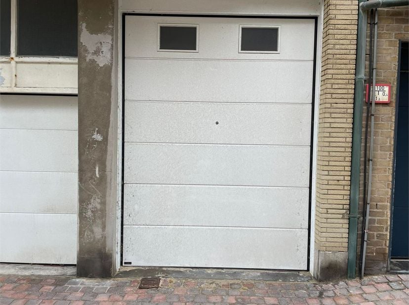 Garage box spacieux avec une hauteur exceptionnelle !&lt;br /&gt;
Le garage box est situé dans la calme Résidence Flora. Le garage box est situé côté rue de