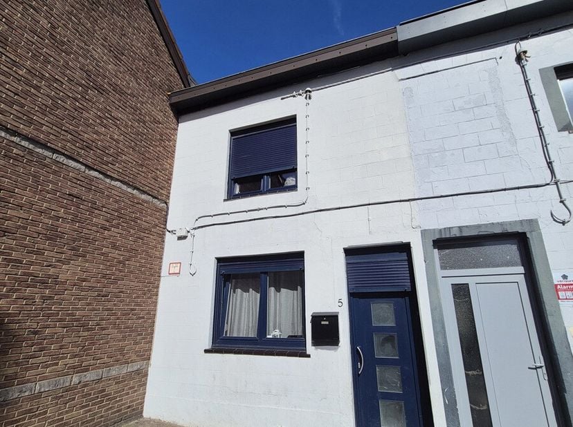 À Vendre : Maison Familiale 3 chambres avec jardin !&lt;br /&gt;
Située au 5, rue Émile Fourcault, 6020 Dampremy, cette maison spacieuse est idéale pour une