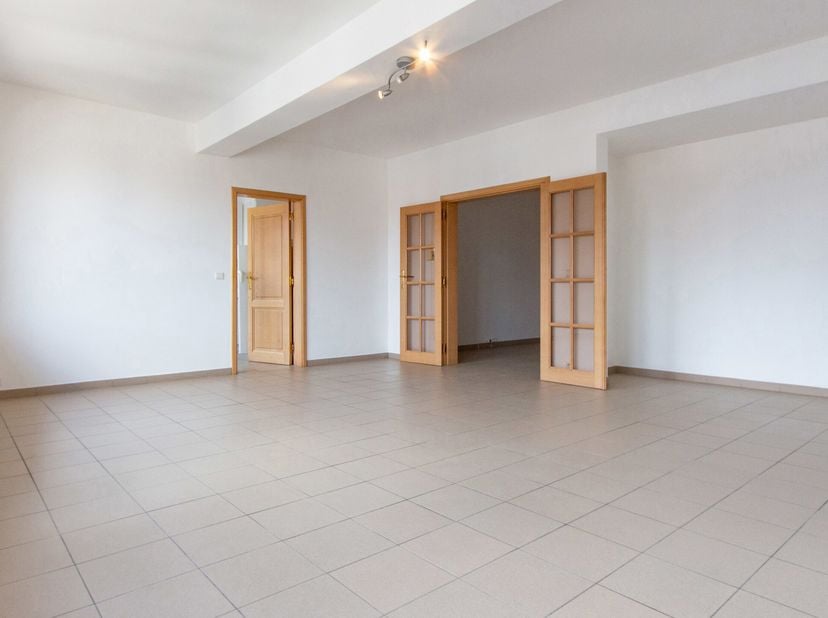 WAVER, Centrum  Licht en LICHTRIJK APPARTEMENT (2 SLAAPKAMERS / BADKAMER) gelegen op de bovenste verdieping van een gebouw met twee verdiepingen, zond