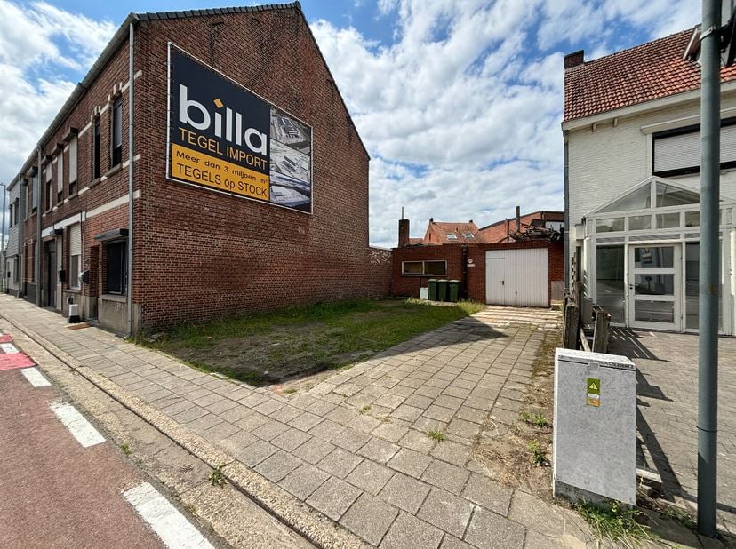 Deze grond in woongebied van 200m² met te renoveren magazijn is gunstig gelegen op de Lommelsesteenweg. Alle faciliteiten zijn op wandelafstand beschi