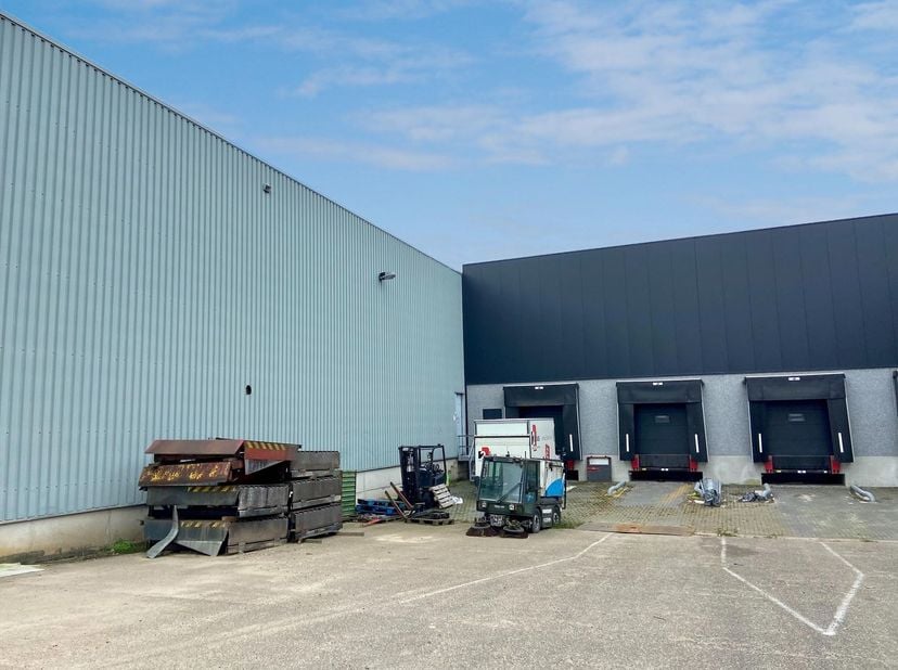 Uitstekend gelegen opslagruimte van 2.650 m² in combinatie met 630 m² kantoren te huur in industriezone op amper 1 km van de bedrijvige Boslaan/Europa