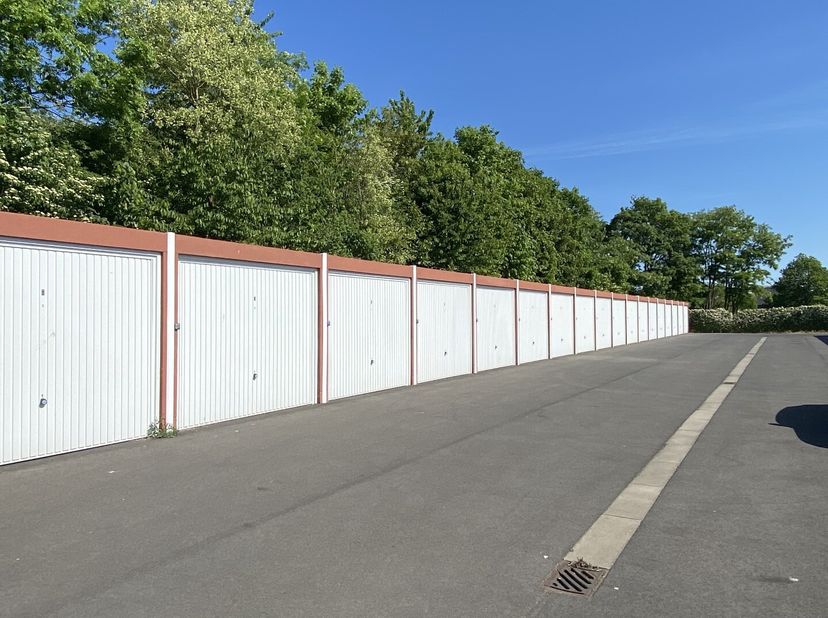 Garage te huur in Meulebeke. Gelegen achter een reeks woningen in een rustige straat te&lt;br /&gt;
Kapellestraat.&lt;br /&gt;
De garages (box 5) is onmiddellijk
