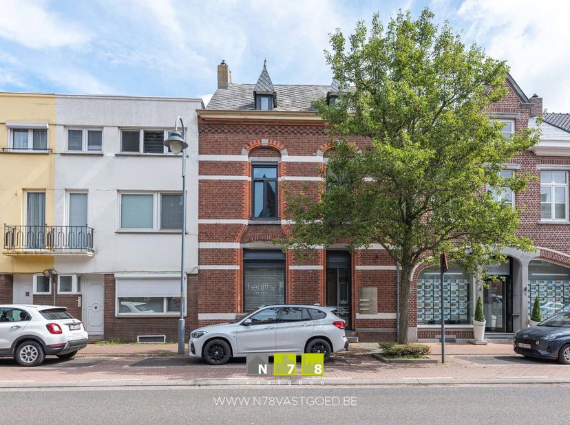 PRACHTIG HERENHUIS BESTAANDE UIT EEN HANDELSPAND &amp; VERHUURD APPARTEMENT IN HET CENTRUM VAN MAASEIK&lt;br /&gt;
ADRES&lt;br /&gt;
- Koning Albertlaan 8, 3680 Maase