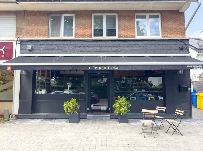 WEZEMBEEK-OPPEM: Bel espace commercial en excellent état d&#039;une superficie de 110m2 situé entre Stockel et le centre de Wezembeek-Oppem. Il se compose