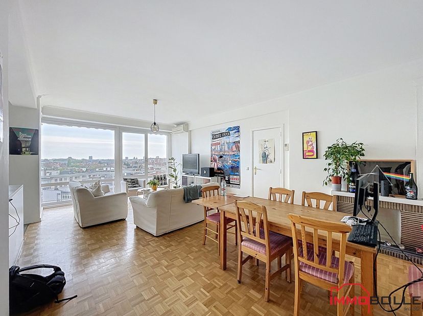 A proximité des métros Hankar/Pétillon et de toutes les facilités, bel appartement de +/- 119m² (selon CPEB) + terrasses situé au 8e étage d&#039;un immeub