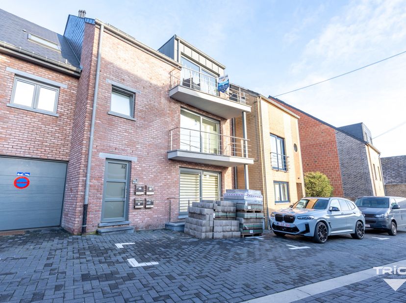 Superbe duplex à distance à pied de toutes les commodités. Situé au 2ème étage/3 d&#039;une petite copropriété (3 appartements) sans ascenseur, il se compo