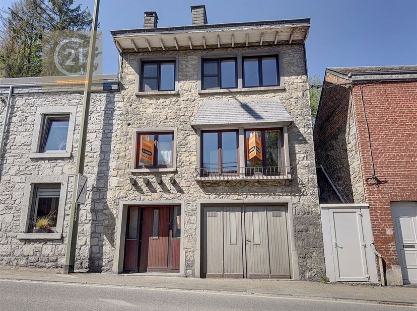 Ontdek dit charmante huis in het hart van Rochefort, dat een rustige woonomgeving biedt met een groot potentieel voor optimalisatie. Met 130 m² woonop