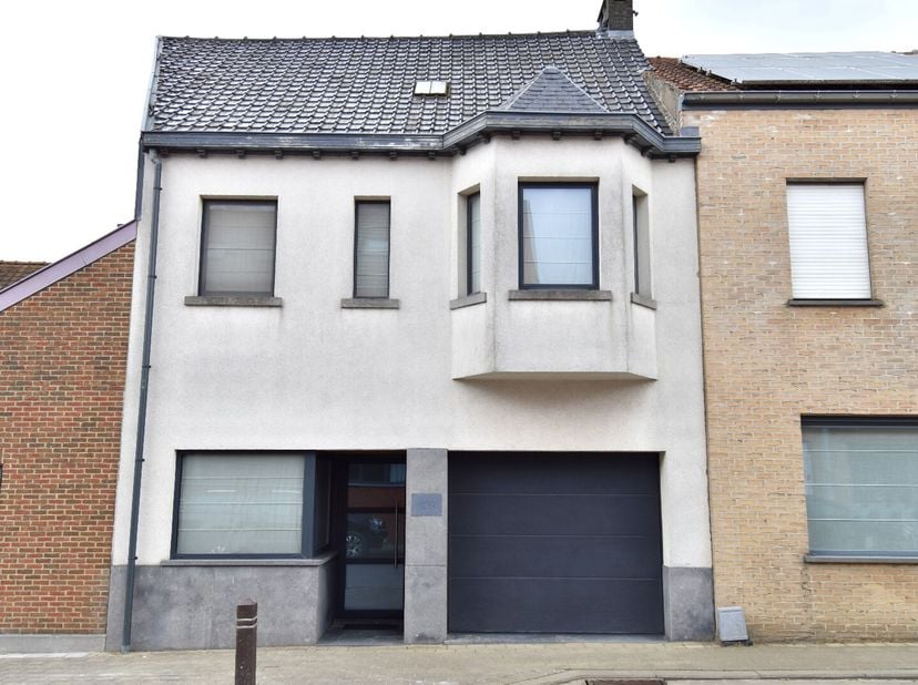 Deze moderne en perfect afgewerkte gezinswoning is een unieke kans voor wie stijlvol wil wonen op een toplocatie in de hoofdstraat van Bellegem, op sl