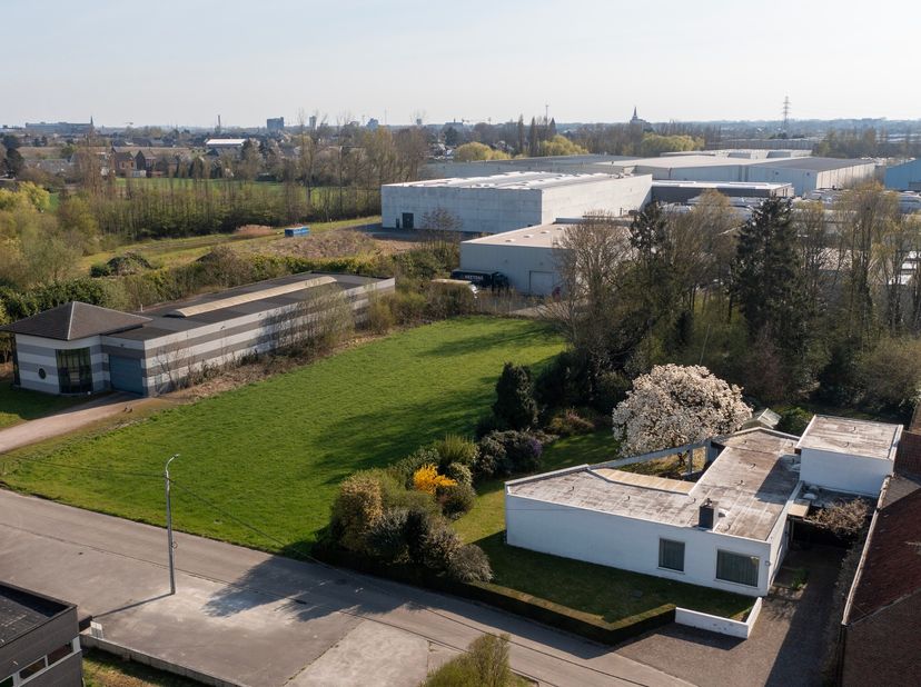 Op zoek naar een strategisch gelegen industriegrond voor uw bedrijf? Wij bieden een perceel van 5.212m², opgesplitst in 2 percelen, gelegen in de Hamm