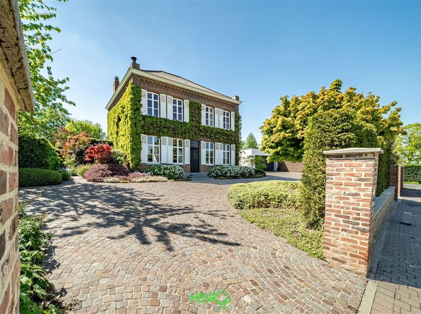 Gelegen in Celles, in een groene omgeving, is dit charmante huis gebouwd in 1873 vroeger bekend als Château Janson gesitueerd op een aangelegd terrein