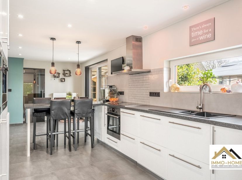 Deze reeds grotendeels gerenoveerde woning ligt in het rustige Sint-Kruiswinkel in een groene omgeving, en vlot bereikbaar. Via de inkomhal met vestia