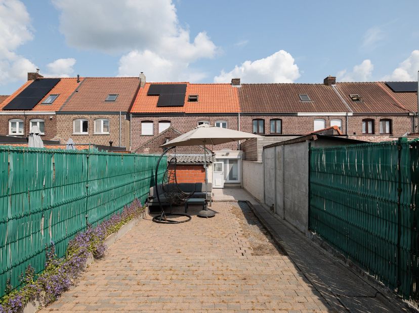 Meer info en bezoeken: 0485/321.842. Deze woning bevindt zich net buiten het centrum van Zingem waar alle dagdagelijkse voorzieningen  zoals een groot