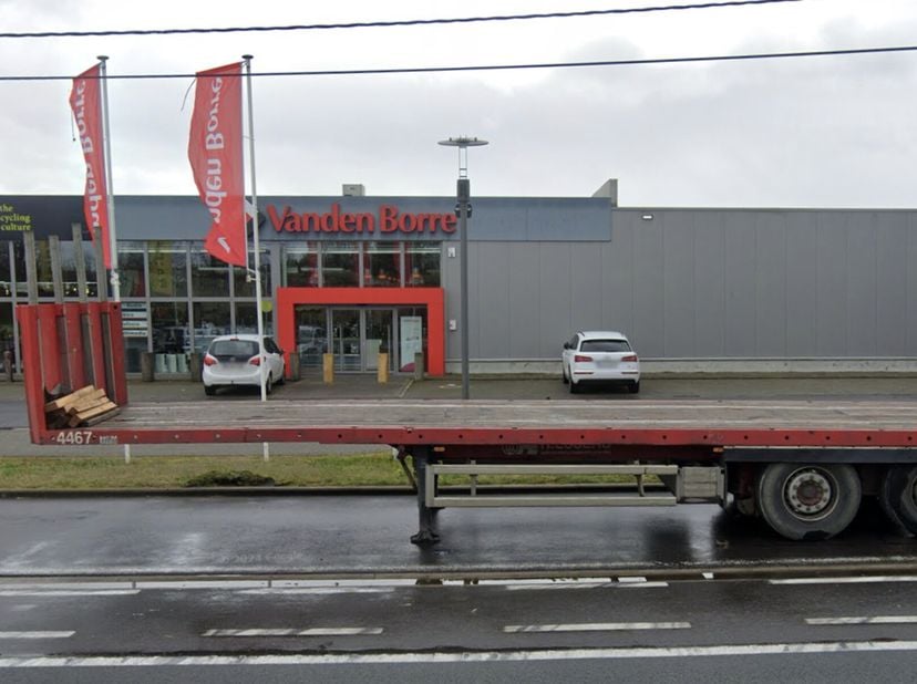 Dit multifunctionele pand van 520 m² biedt een uitstekende gelegenheid voor bedrijven die op zoek zijn naar een strategisch gelegen locatie in een com