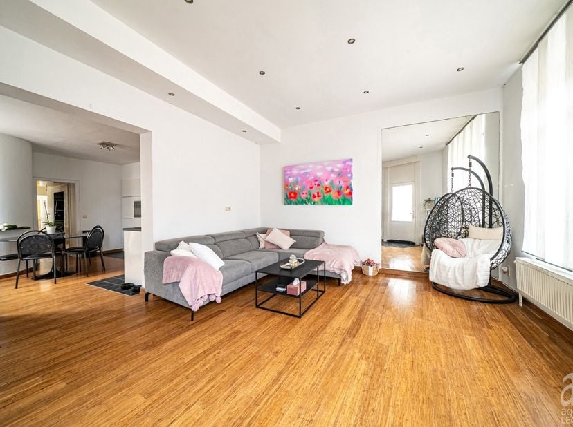 A proximité de toutes commodités, lAgence Leclercq vous propose ce coquet appartement 1 chambre.&lt;br /&gt;
L&#039;appartement se compose comme suit :&lt;br /&gt;
un