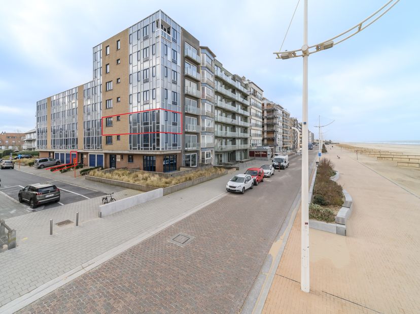In de residentie Zandroos, gelegen op de hoek van de Zeedijk en de Scheepsjongenstraat in Sint-Idesbald (Koksijde) vinden we dit appartement (62 m²) m