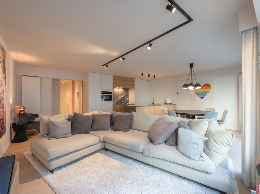Dit recent gerenoveerd appartement biedt een lichtrijke indeling dankzij een gevelbreedte van ca. 7 meter. Gelegen in een zijstraat nabij de Lippensla