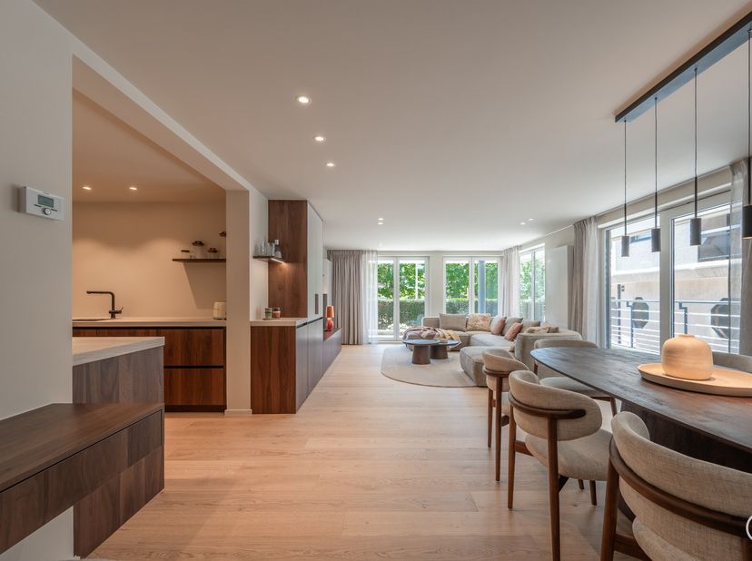 Stijlvol gerenoveerd hoekappartement met royale gevelbreedte en zuidgerichte terras.&lt;br /&gt;
Dit stijlvolle vernieuwde appartement bevindt zich op een t