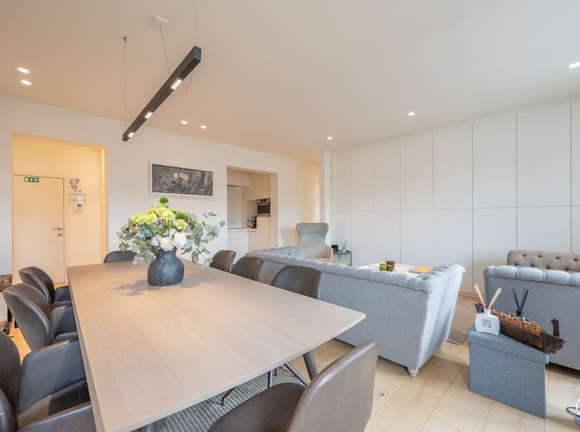 Instapklaar gerenoveerd appartement op een eerste verdieping in historisch pand op wandelafstand van het strand. Het appartement omvat een inkomhal, w