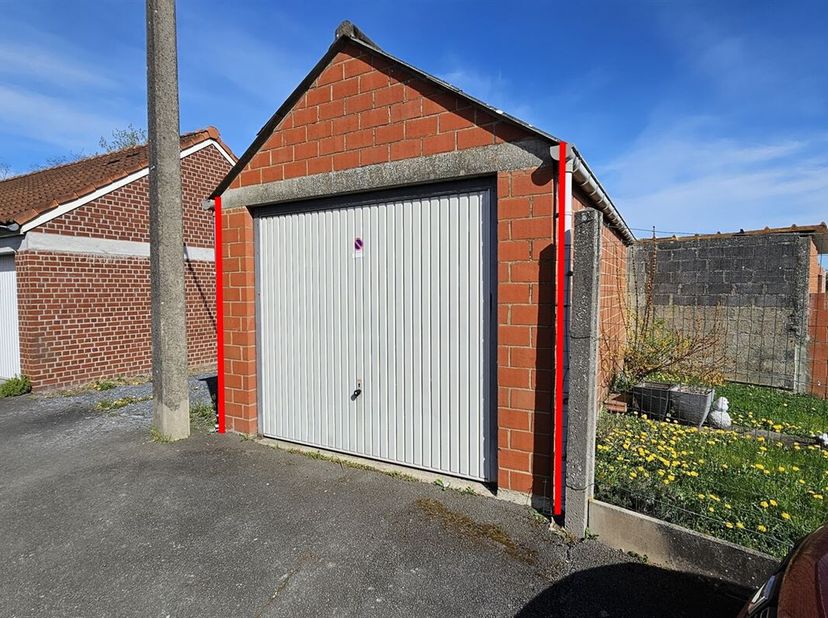 SOUS OPTION - PLUS DE VISITE - Dans une cour aérée et macadamisée, garage de 19 m² proposant une belle hauteur sous toit. Possibilité de créer du rang