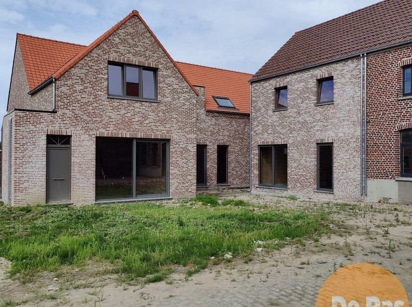 BORSBEKE - Nieuwbouw woning opgericht met oog voor detail en uit zeer degelijk materiaal in uniek woonerf op centrale verbindingsweg Aalst - Zottegem.