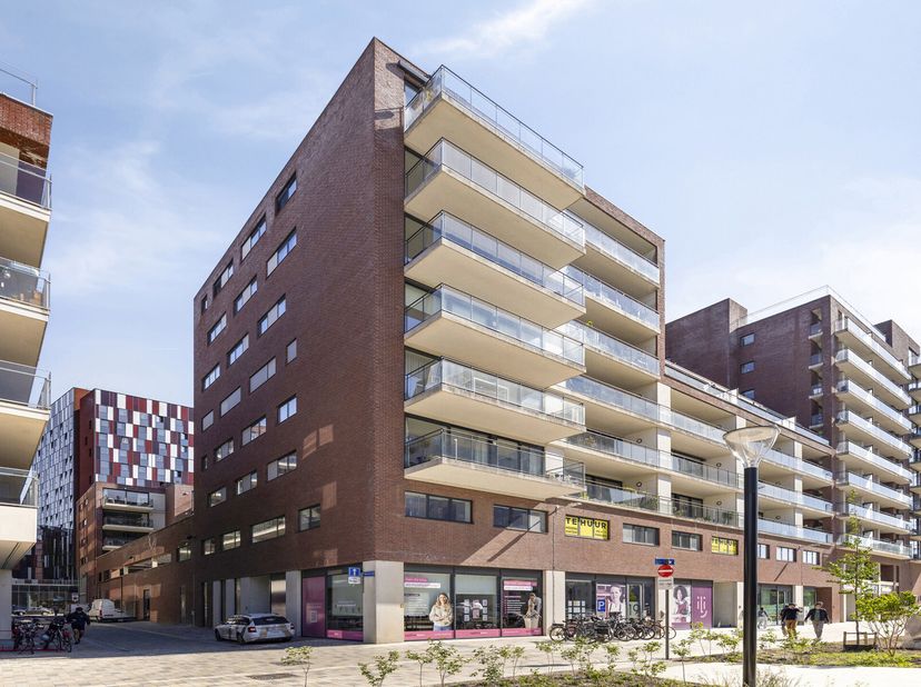 Vous recherchez un penthouse élégant et luxueux ? Ce magnifique appartement exceptionnel orienté sud, situé au septième étage de la résidence Hungaria