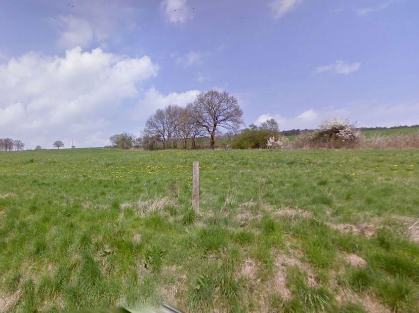 **Lot 5**: Ideaal gelegen in het charmante dorp Serville: Bouwgrond te koop met een oppervlakte van 10 are 10, geschikt voor een halfopen of vrijstaan