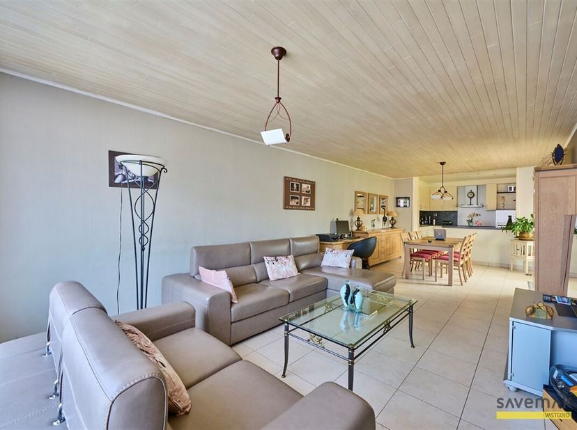 Maison avec grand entrepôt/garage et cour sur 28a 38ca, idéal pour le commerçant de voitures !&lt;br /&gt;
L&#039;entrepôt/garage/entrepôt est équipé d&#039;un bureau
