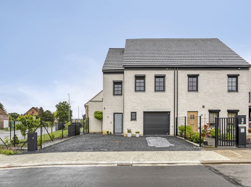 Cette maison moderne semi-mitoyenne, construite en 2021, est située dans un quartier calme et convivial, à proximité de labbaye dAverbode. Avec une su