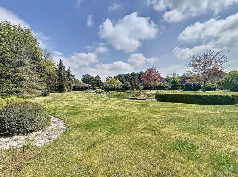 Rustig gelegen instapklare chalet op perceel van 6519 m².&lt;br /&gt;
LIGGING:  omgeven door groen, goed bereikbaar en toch zeer rustig gelegen aan einde va