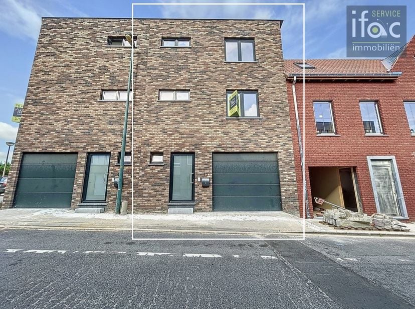 Prachtige nieuwbouwwoning, met 4 slaapkamers en garage pal in het centrum van Tervuren!&lt;br /&gt;
&lt;br /&gt;
Op het gelijkvloers: Inkomhal (+/-3m²) met apart