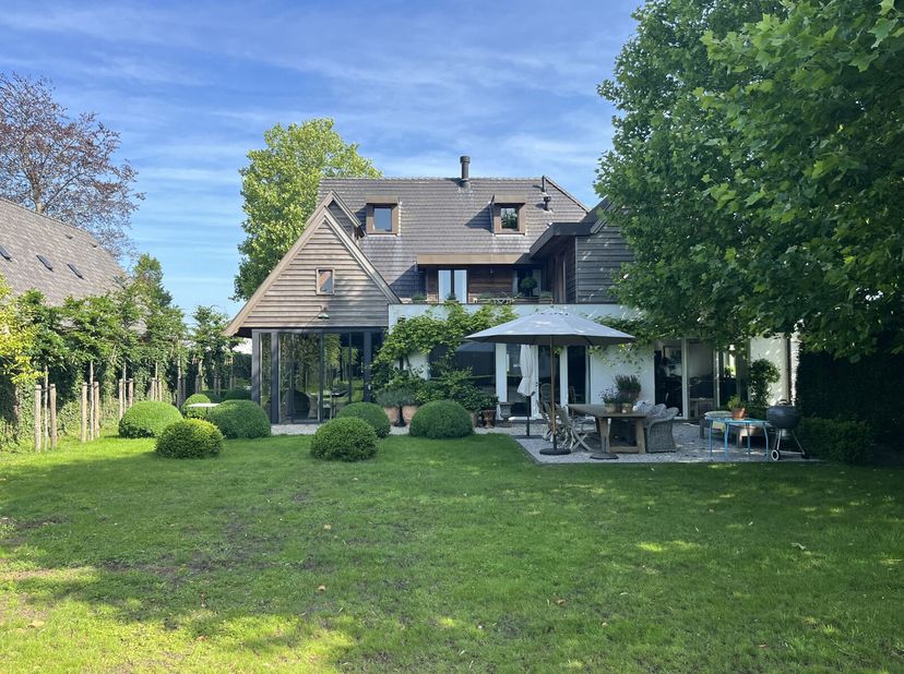 Deze royale villa met praktijk (80m²) én bijgebouw van liefst 120m² is gelegen in een rustige straat te Sijsele.&lt;br /&gt;
De woning dankt zn EPC A aan en