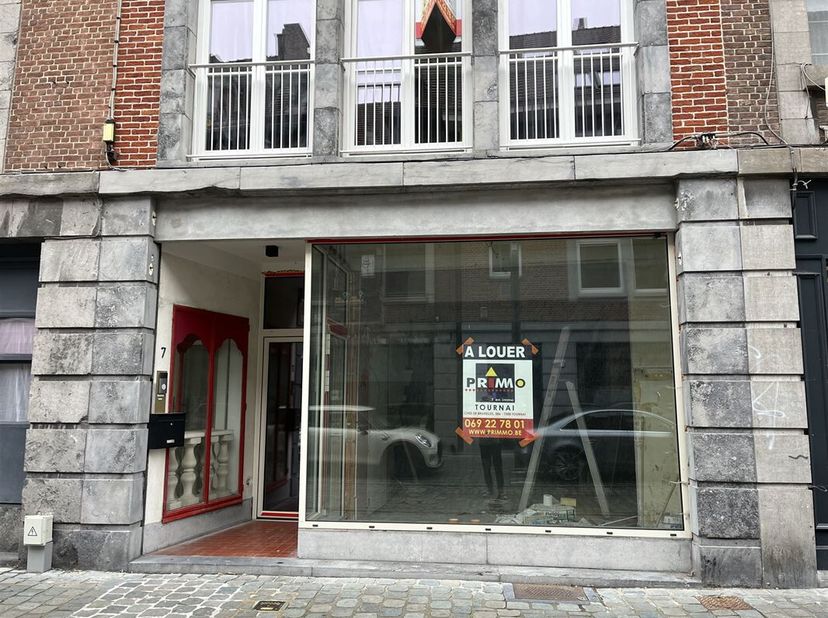 Superbe surface commerciale de +/- 50m² idéalement située dans une rue commerçante dans le centre de Tournai. &lt;br /&gt;
Le bien dispose d&#039;un espace de co
