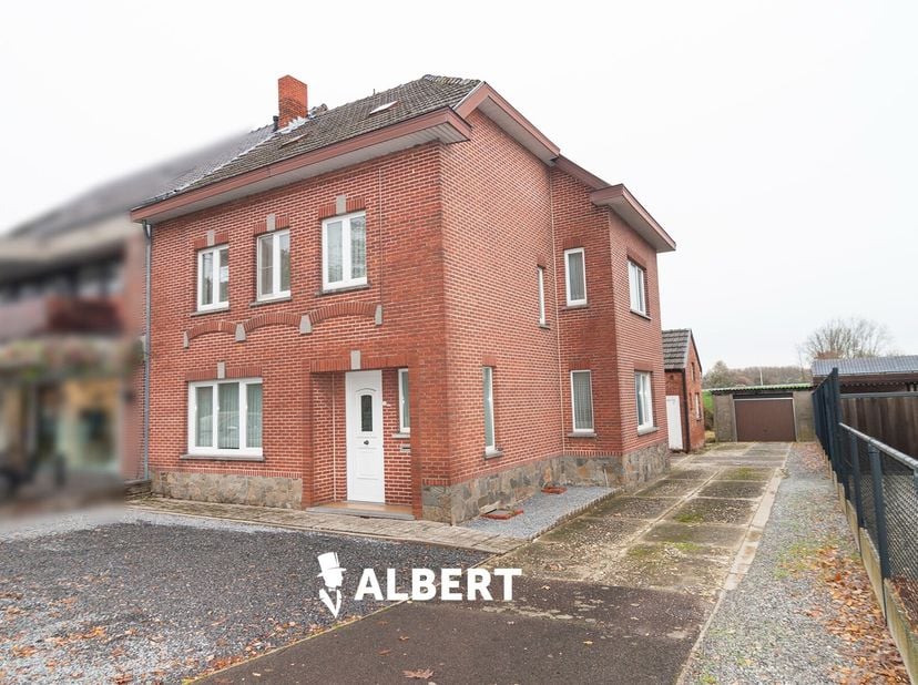 Op zoek naar een ruime ééngezinswoning, gelegen op wandelafstand van het winkelcentrum? Deze te renoveren woning met bewoonbare opp. van 154m² (bron E