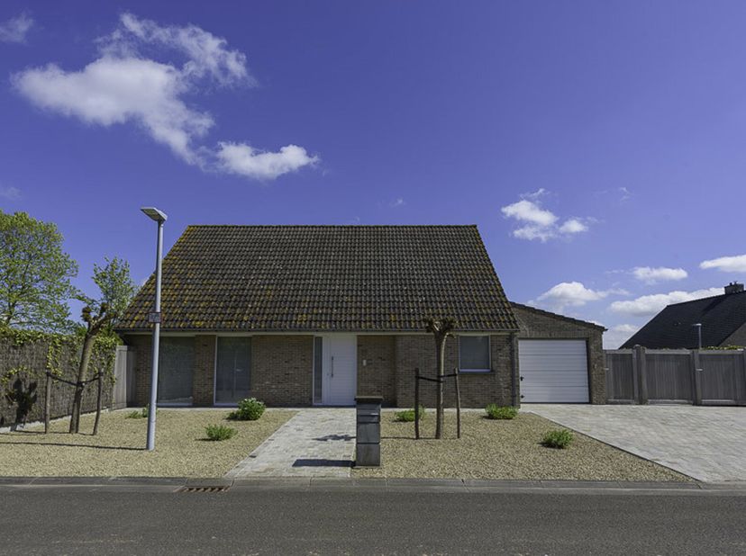 Bent u op zoek naar een instapklare woning gelegen in een residentiële en rustige buurt in Deerlijk? Dan hebben wij de geschikte woning voor u gevonde
