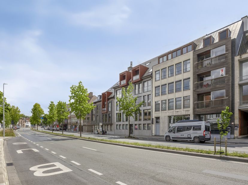 Dit lichtrijke en moderne appartement (78 m²), gelegen aan de Hoefijzerlaan in Brugge is zeer goed onderhouden en perfect instapklaar. Gelegen op de t