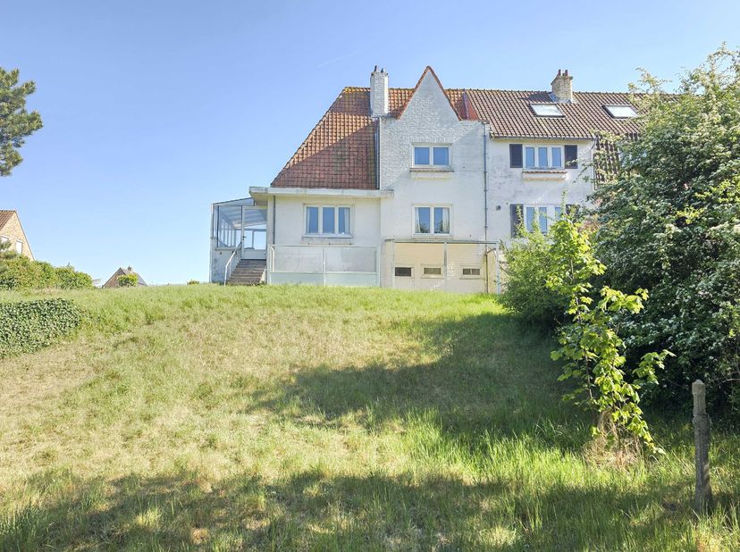 Deze op te knappen woning is gelegen in het rustige en groene Oostduinkerke, op wandelafstand van het strand van Sint-André. &lt;br /&gt;
Indeling: op de ge