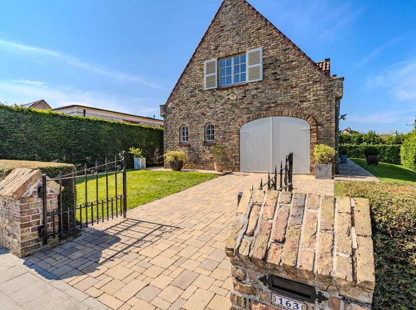 Cette charmante villa à vendre est située le long de la Steensedijk à Ostende, au cur du quartier résidentiel animé de Stene. La maison est entourée d