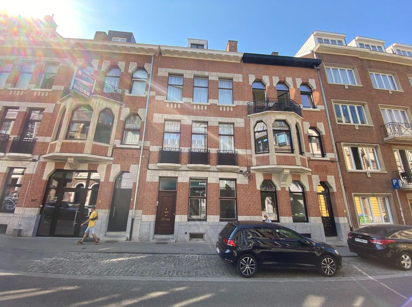 Op zoek naar een ruime studio gelegen op een toplocatie in de Koning Leopold-I straat in Leuven, bestaande uit een leefruimte, duplex slaapruimte, geï