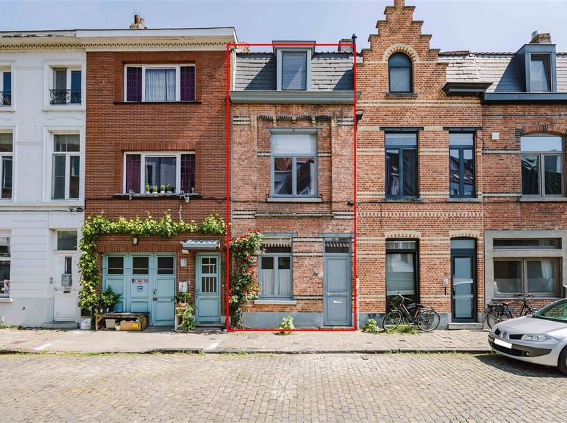 GENT  Instapklare starterswoning met 2 slaapkamers op gegeerde ligging te Gent&lt;br /&gt;
Ontdek deze leuke rijwoning in de Hertstraat te Gent,  ideaal voo