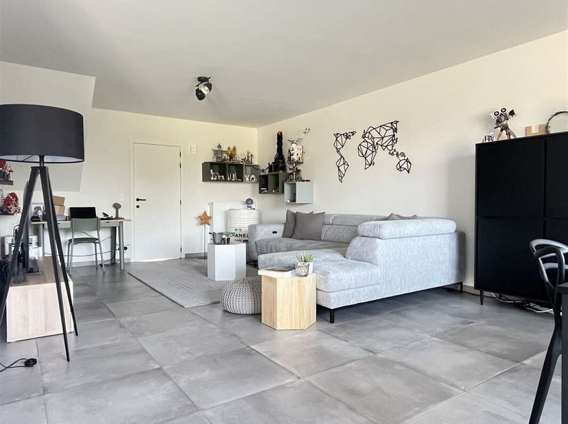 Maison neuve « Deback » mitoyenne idéalement située au pied du Mont Saint-Aubert, proche des accès autoroutiers.&lt;br /&gt;
Le bien offrant une superficie