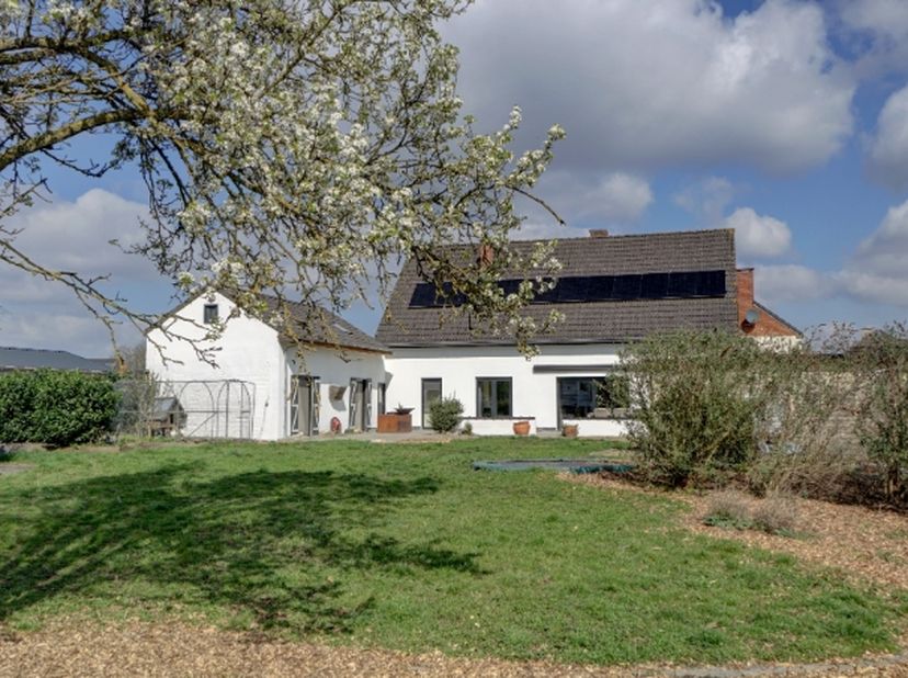 KOOPOPTIE - verkoop in afhandeling.&lt;br /&gt;
Rustig gelegen landhuis op 12 are 71 ca in half-open-bebouwing met mooi zicht op landelijke omgeving. Zuid g