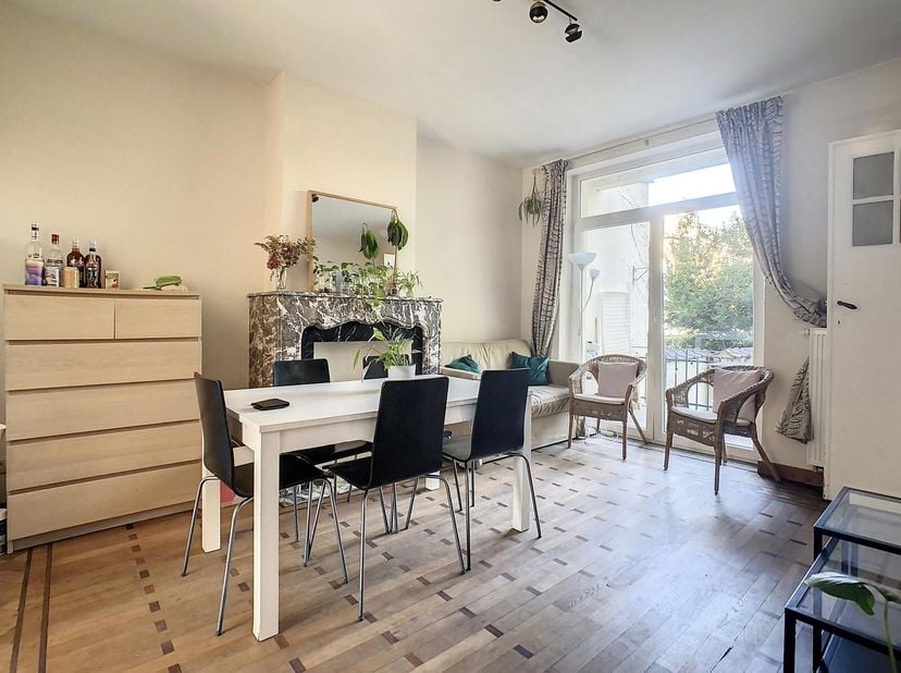 Découvrez ce magnifique appartement 3 chambres en exclusivité à Woluwe-Saint-Pierre, situé dans une rue calme, à deux pas des transports en commun. Pr
