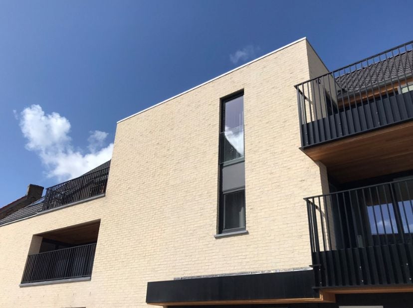 omvattende een grote en klare living, volledig ingerichte moderne open keuken, ingerichte badkamer, 3 slaapkamers, berging, toilet, 2 grote terrassen,