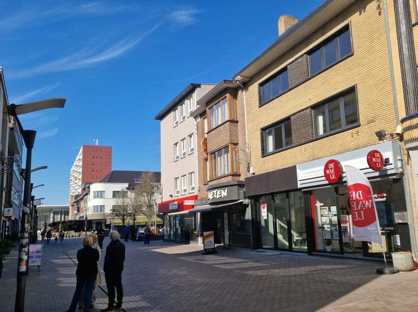 Locatie:&lt;br /&gt;
- Ligging: drukste winkelstraat van Genk centrum met een AAA locatie&lt;br /&gt;
- Commerciële winkelstraat: Perfect voor klantenstromen&lt;br /
