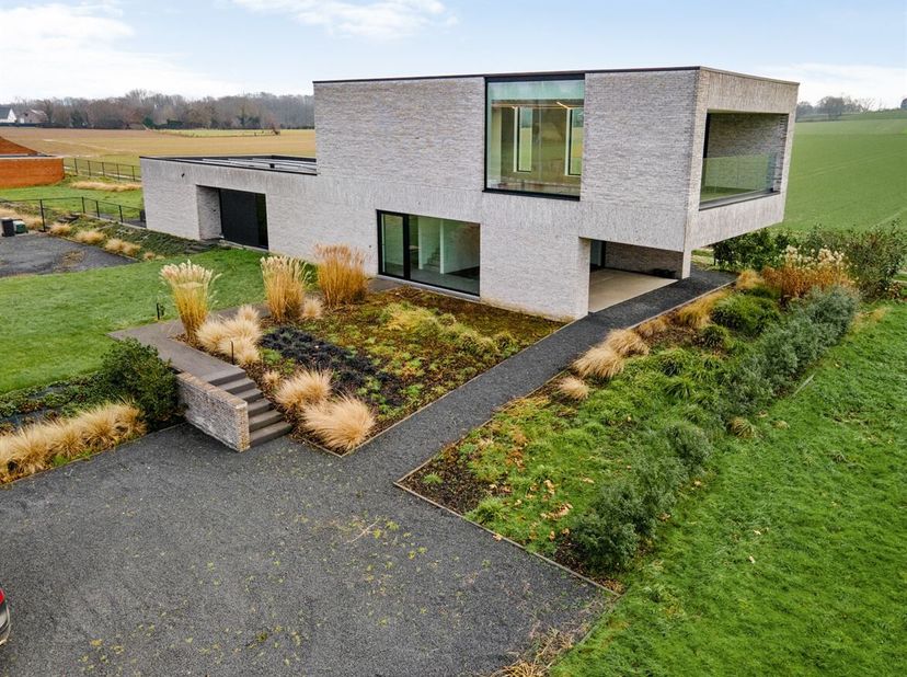 Ligging: De Staatsbaan in Bekkevoort is een verbindingsweg in een rustige, landelijke omgeving. Deze locatie combineert een goede bereikbaarheid met e